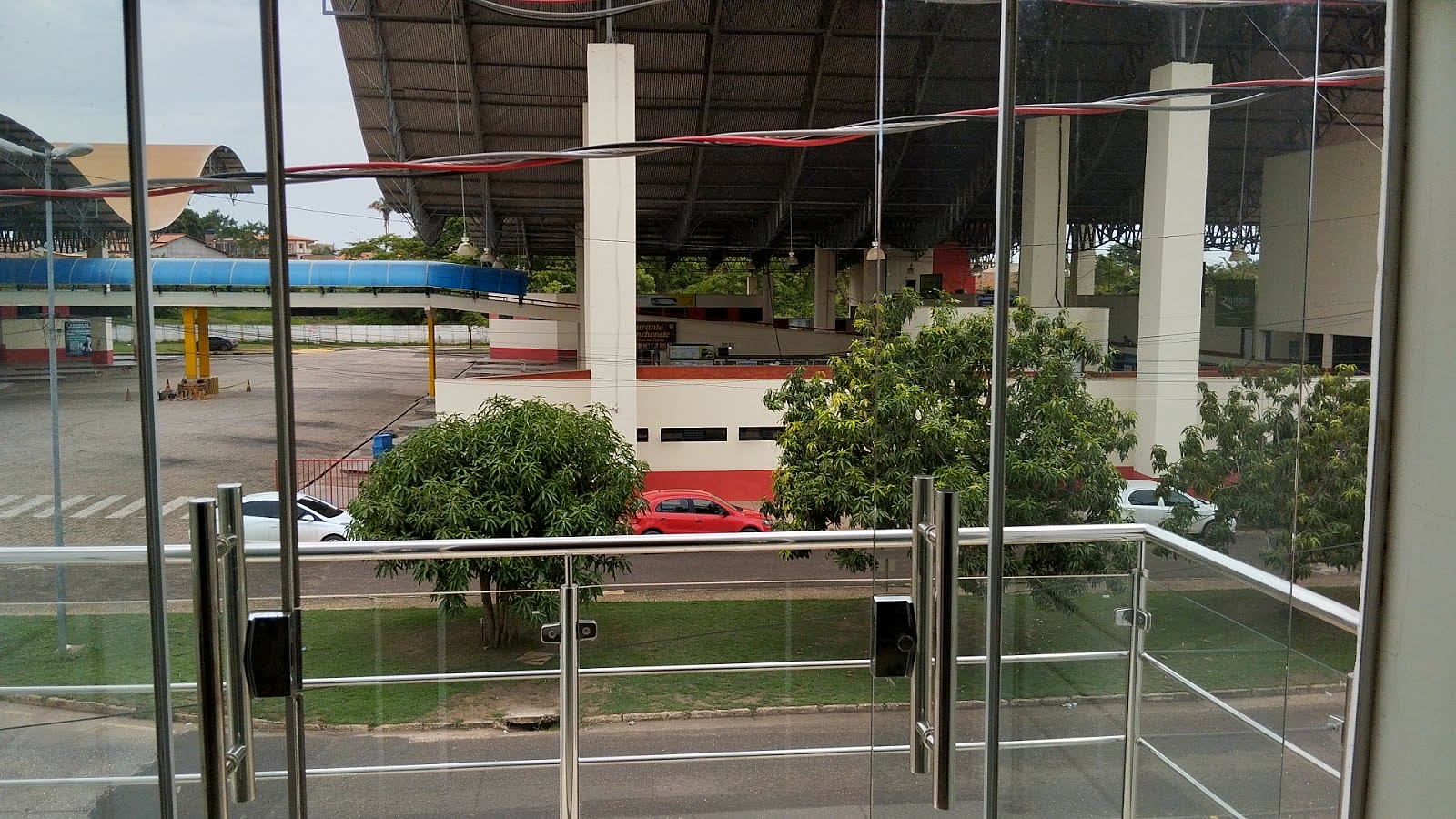 Vista da varanda do Hotel Vitória: a Rodoviária de Imperatriz do outro lado da rua